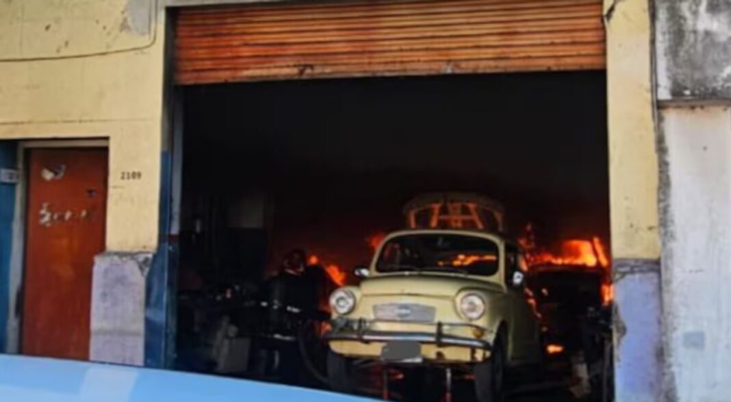 Incendio en taller de chapa y pintura en barrio Pueyrredón, Córdoba, con autos destruidos