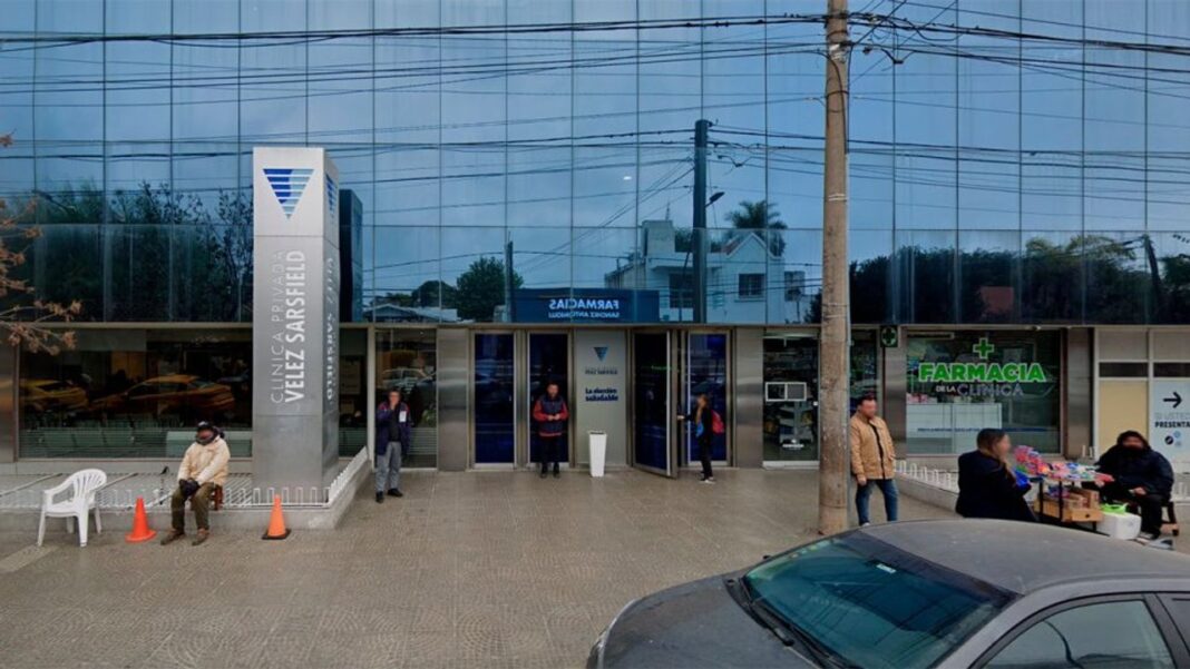 Portón de hierro caído en barrio Altos de Vélez Sarsfield, Córdoba
