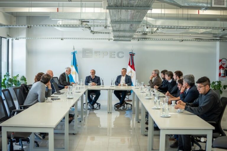 Firma de convenio entre el ministro Fabián López y el director de Fundación Ivy, Ramón Méndez Galain, en Córdoba
