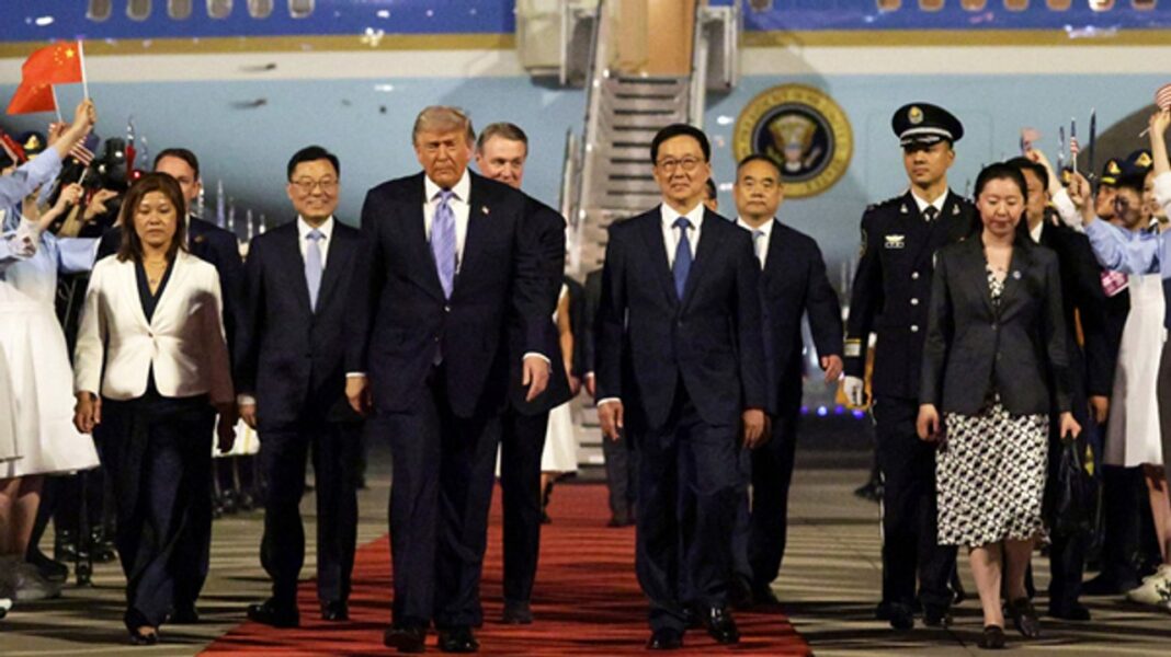 Donald Trump y su comitiva en China recibidos por autoridades chinas