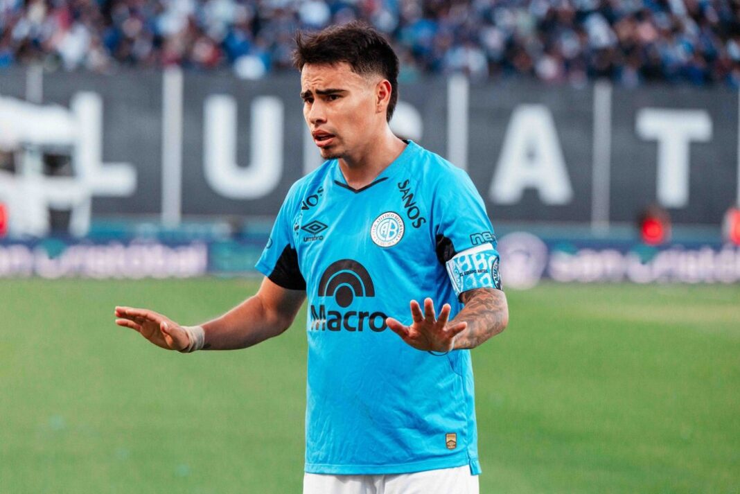 Lucas Zelarayán con el pelo teñido de celeste celebrando el triunfo de Belgrano