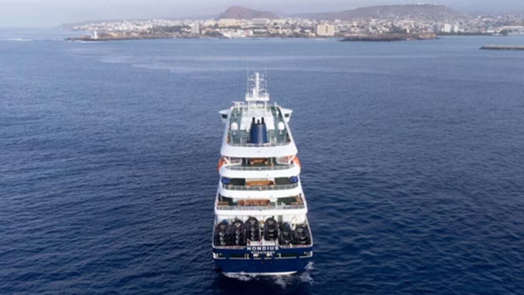 Crucero MV Hondius anclado en el mar con fondo de cielo nublado