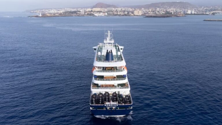 Crucero MV Hondius anclado en el mar con fondo de cielo nublado