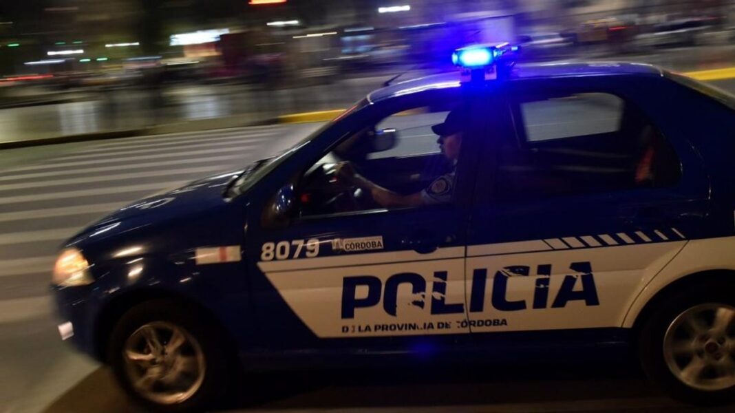 Vehículos quemados tras incendio en merendero de Córdoba