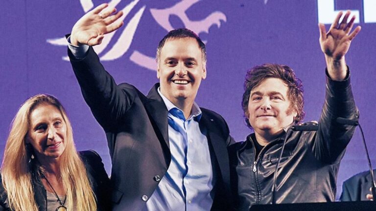 Javier Milei y Manuel Adorni en conferencia de prensa