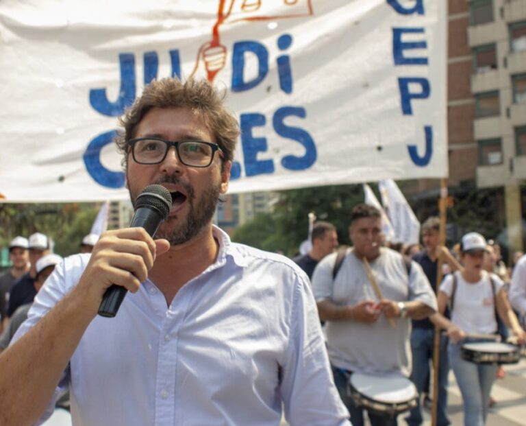 Trabajadores judiciales de Córdoba en protesta frente a Tribunales