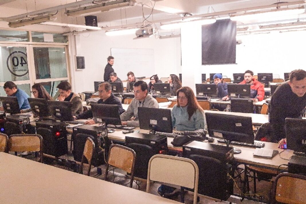 Edificio de la Universidad Nacional de Córdoba con señal wifi