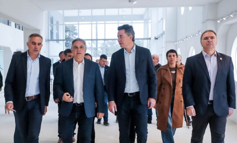 Gobernador Martín Llaryora recorriendo la obra de la sede regional de la UPC en Las Varillas