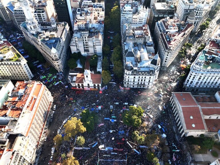 Concentración de personas en Plaza de Mayo durante la Marcha Federal Universitaria