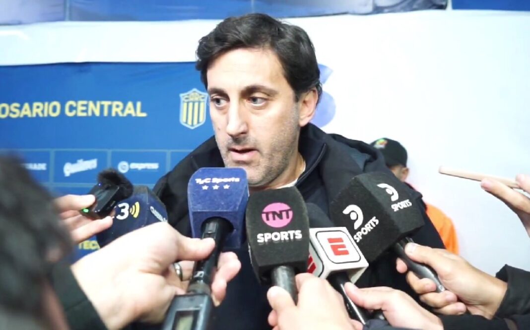 Diego Milito, presidente de Racing Club, durante una conferencia de prensa