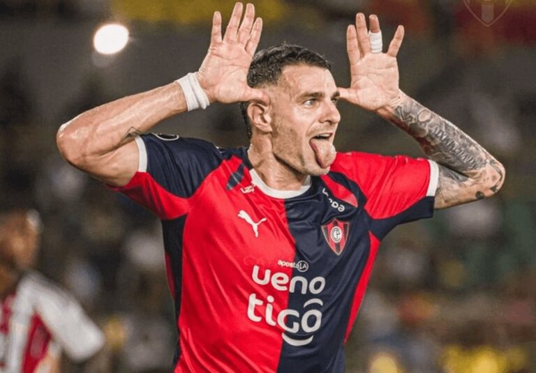 Pablo Vegetti celebrando su gol con la camiseta de Cerro Porteño