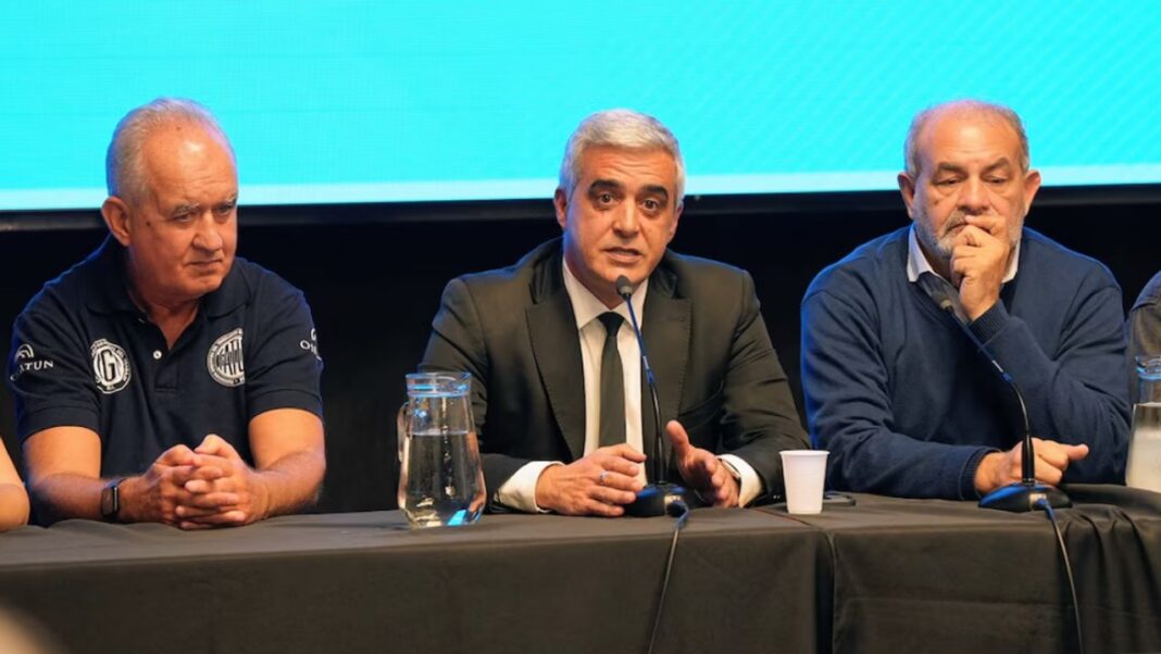 Concentración de estudiantes y docentes universitarios en defensa de la educación pública