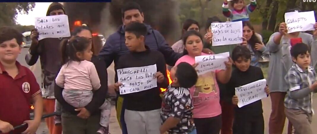 Protesta de vecinos en la ruta A-174 en Colonia Tirolesa por presunta mala praxis