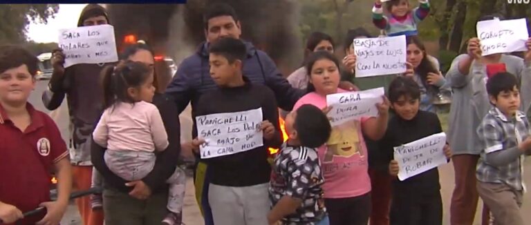 Protesta de vecinos en la ruta A-174 en Colonia Tirolesa por presunta mala praxis