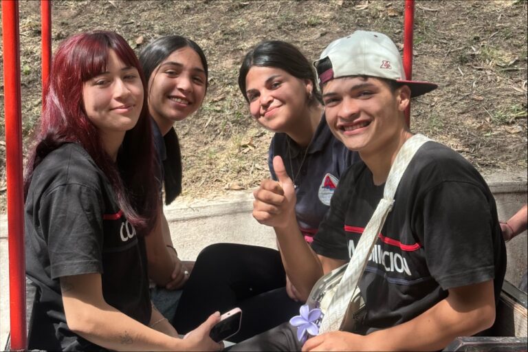 Jóvenes participando en un recorrido del programa Soy Cordobés por la ciudad de Córdoba