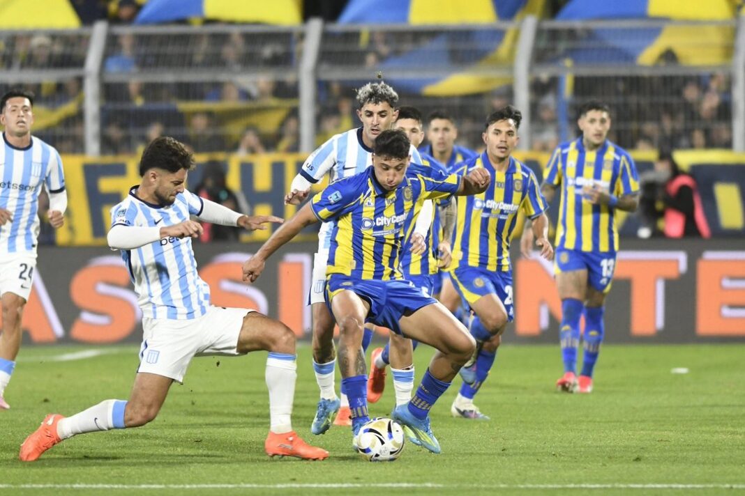 Jugadores de Rosario Central celebrando el gol del triunfo ante Racing en el Gigante de Arroyito