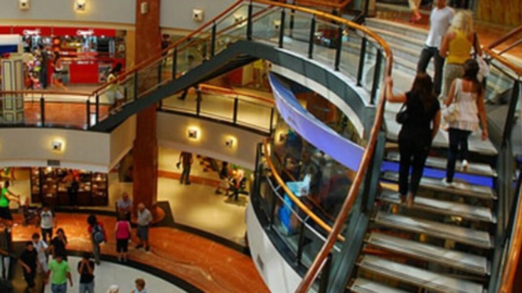 Centro comercial lleno de personas durante el Shopping Fest en Córdoba