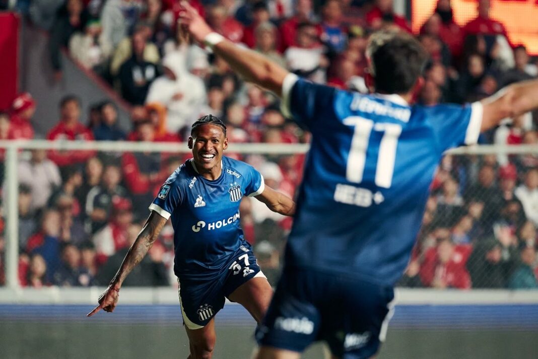 Jugadores de Talleres celebrando el gol ante Unión en el estadio 15 de Abril