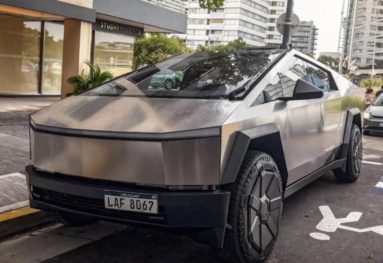 Tesla Cybertruck estacionada frente al Congreso Nacional en Argentina